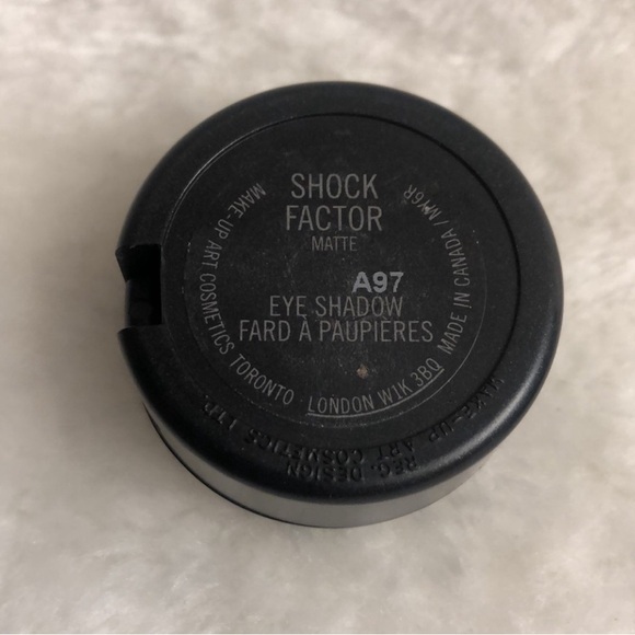 MAC Shock Factor Eyeshadow Yellow - Picture 3 of 3